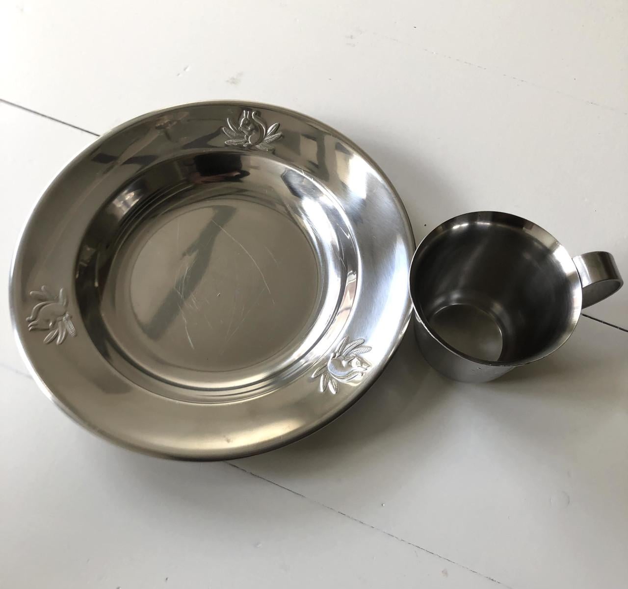 Leuk vintage setje van metalen kinderbordje en mokje met eekhoorn