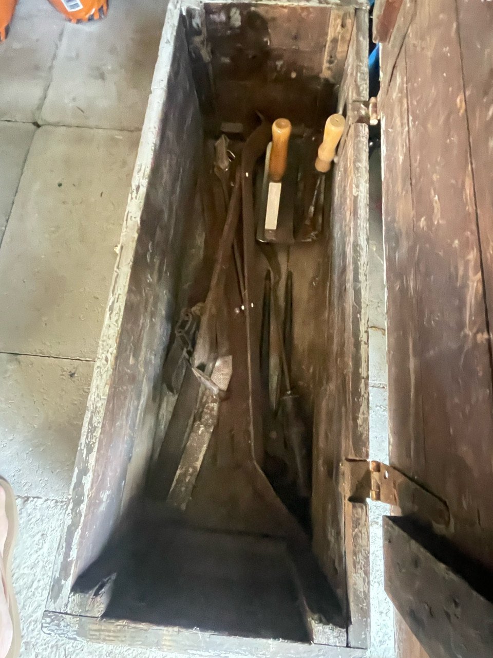 Kist met hoefsmid benodigdheden