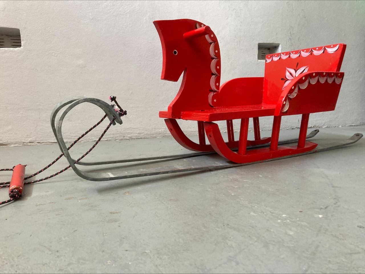 Decoratieve en gebruiksklare houten kinder slee