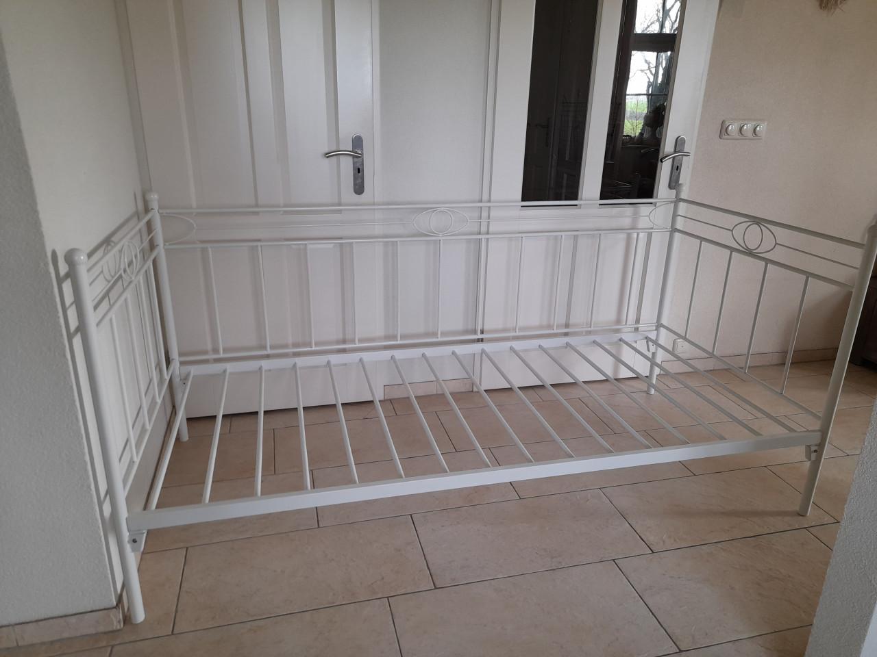 1 Persoons meiden bed  90 x 200 (in goede nette staat )