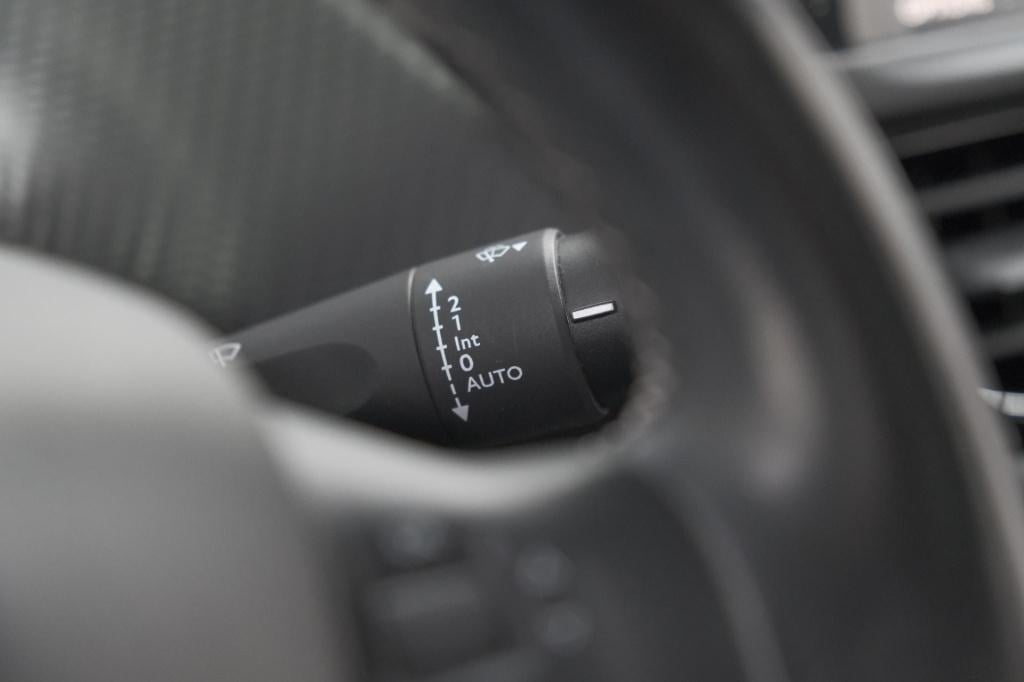 Peugeot 208 puretech 82 blue lease allure | parkeersensoren | climate contr