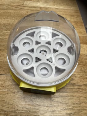 Te Koop Leuke broedmachine voor 7 eieren.