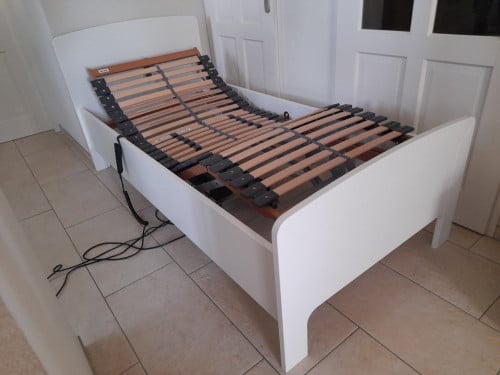 Zeer stevig elektrisch verstelbaar 1P. bed 90 x 200 (in goede nette staat)