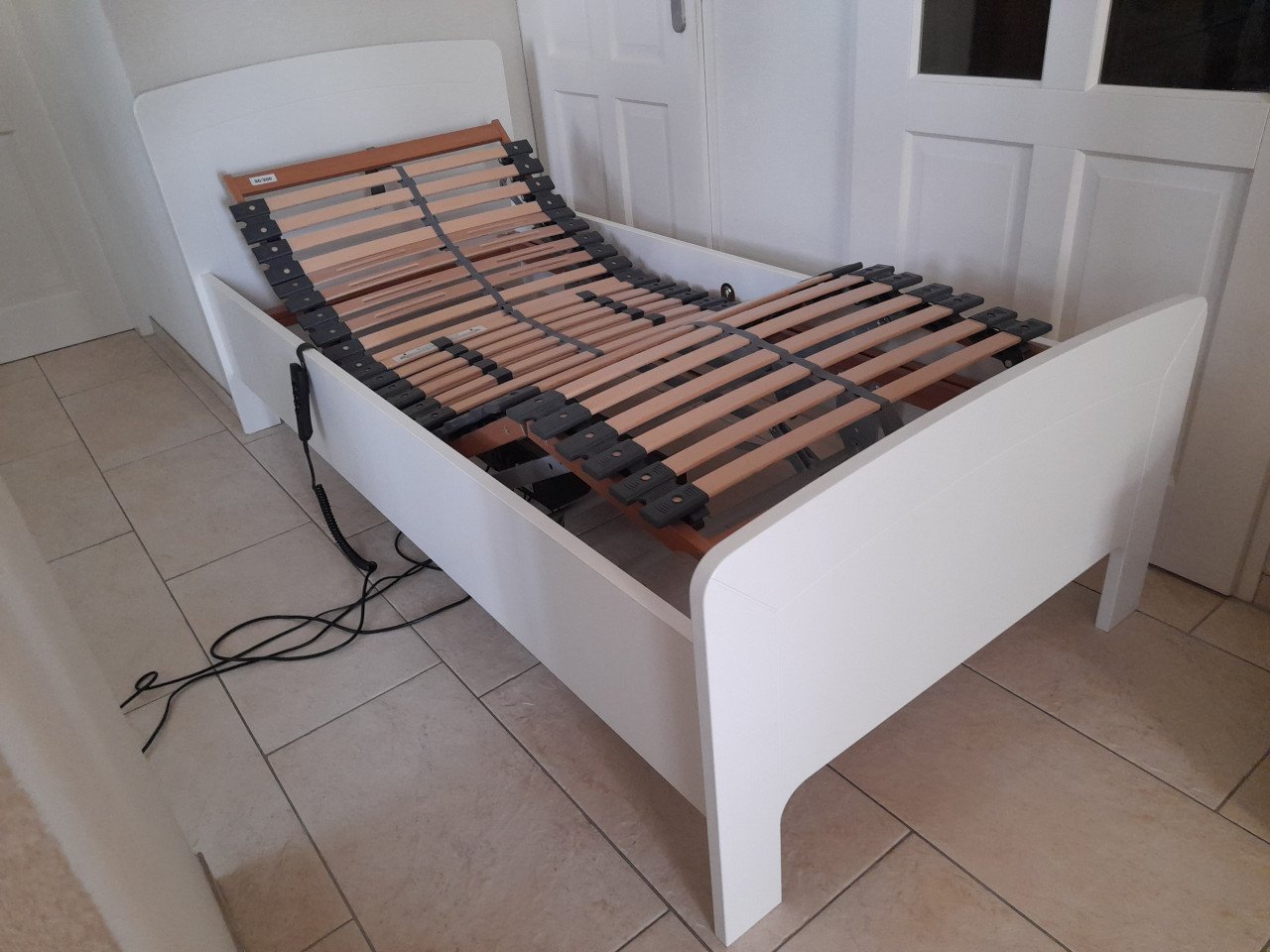Zeer stevig elektrisch verstelbaar 1P. bed 90 x 200 (in goede nette staat)
