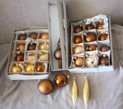 Set van 28 glazen kerstballen