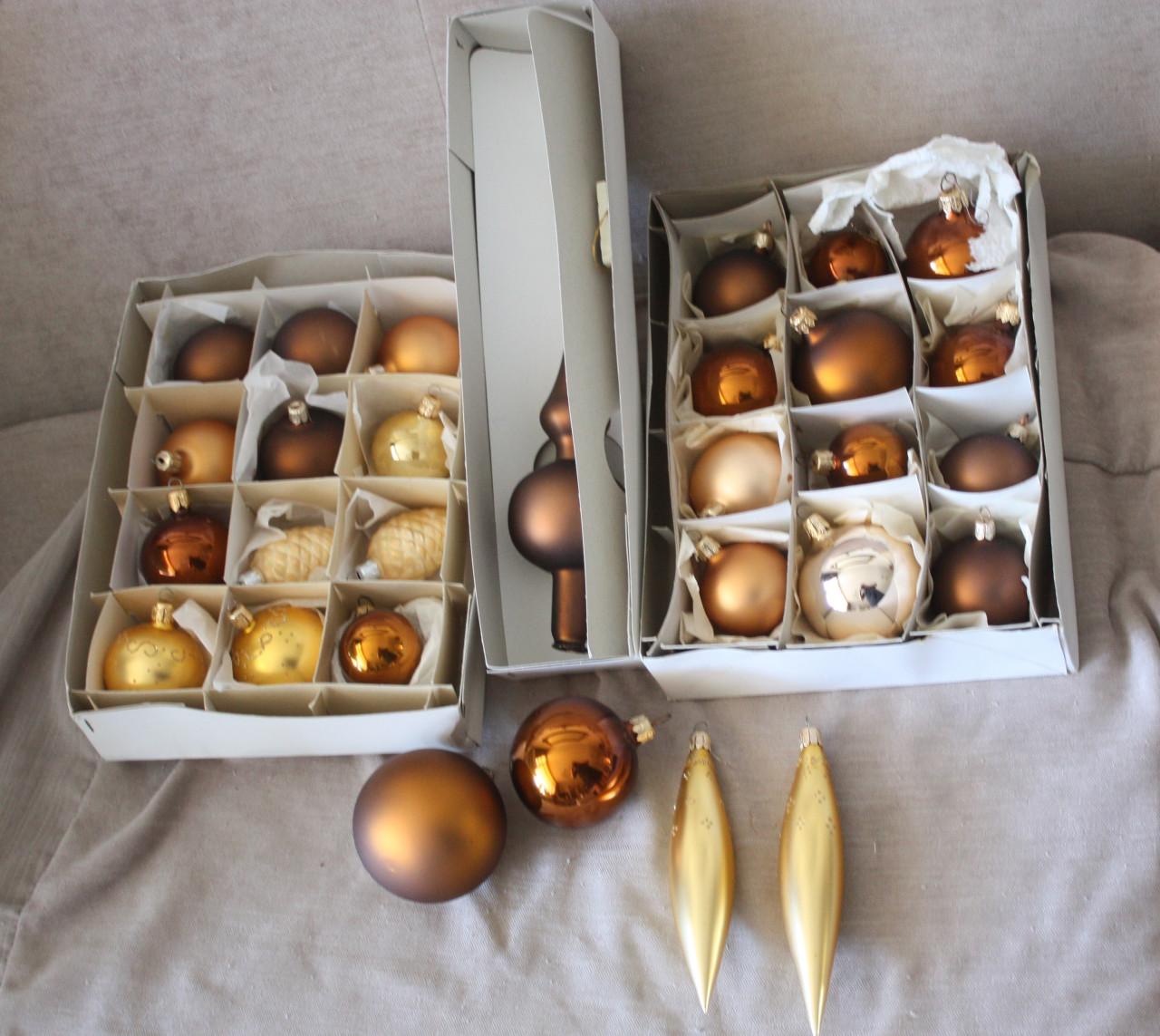 Set van 28 glazen kerstballen