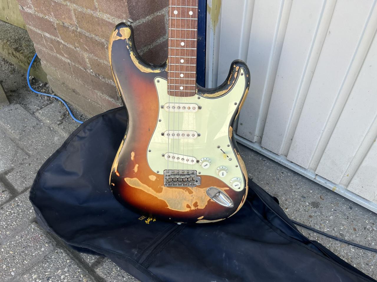 Squier Classic Vibe '60s Stratocaster Elektr Gitaar met hoes
