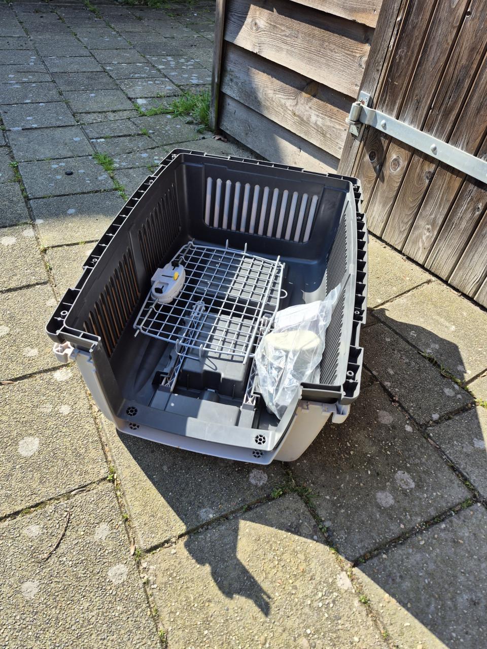 Vliegtuigkennel met accessoires