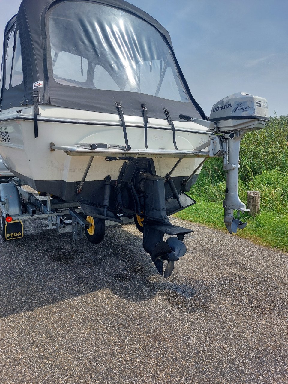 Kajuitboot met trailer
