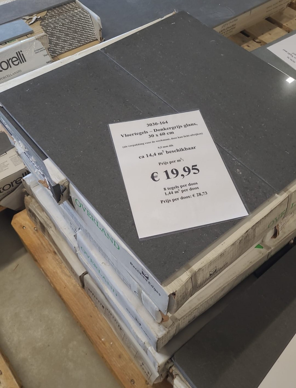3030-164 ca 14 m² donkergrijze glanzende tegels, 30x60 cm, nu per m²