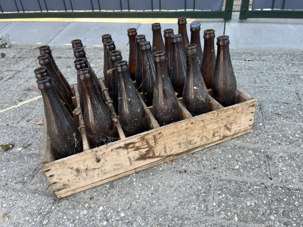 Krat met lege flesjes bier Trappist Westvleteren