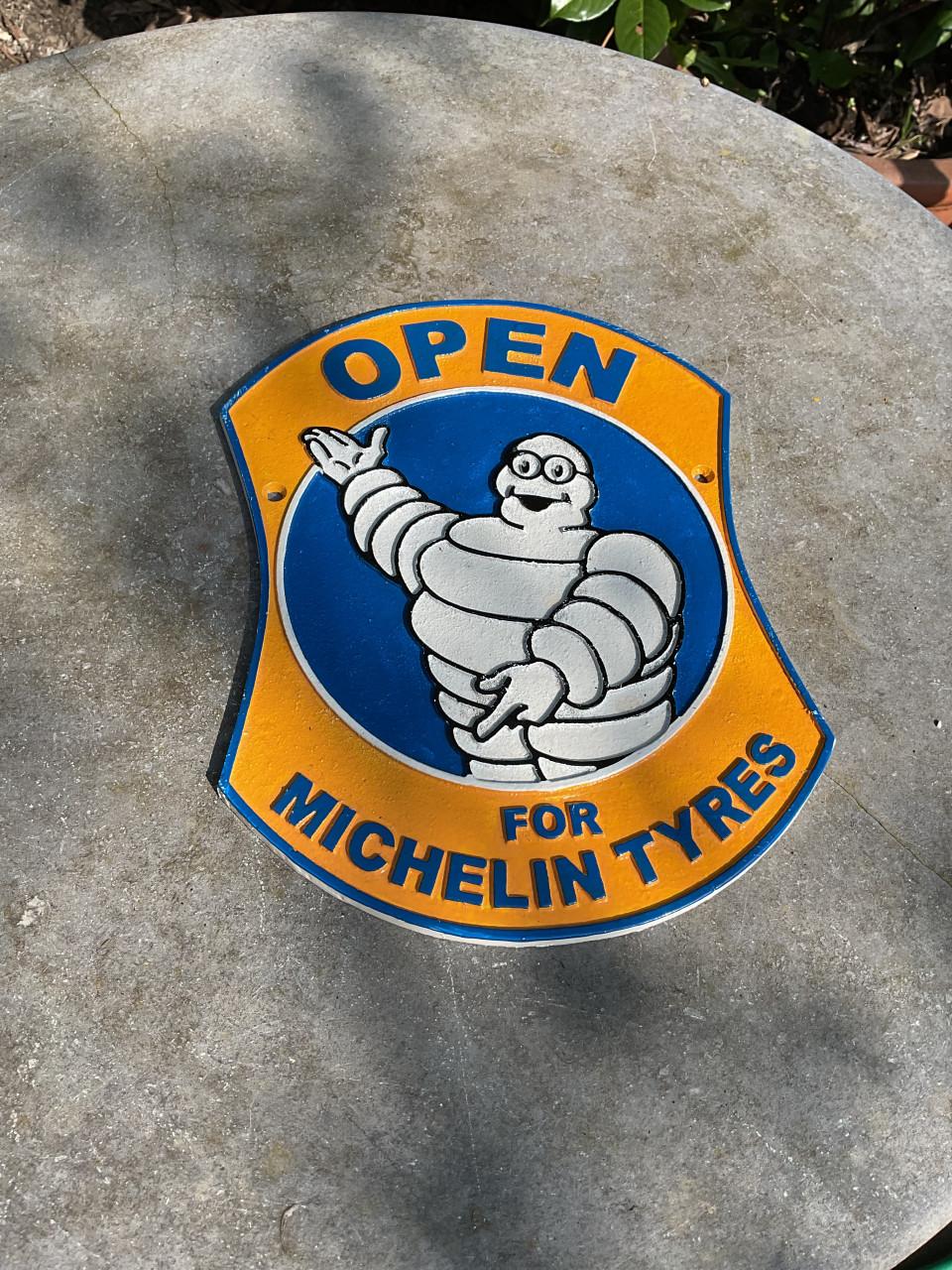 Reclameborden Michelin , Esso