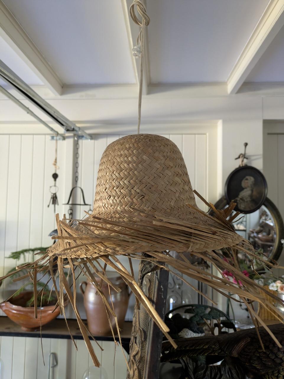 Windlicht, rieten lamp, rotan kapstok en kruk