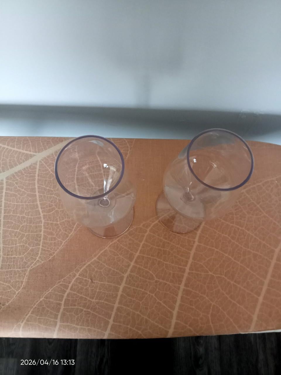 2 plastic wijn glazen
