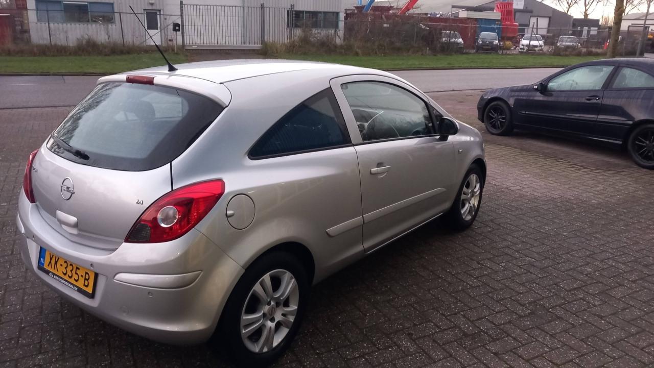 Opel CORSA 1.4 16v Enjoy 3drs bj:2007 airco lm-velgen apk 12-2026