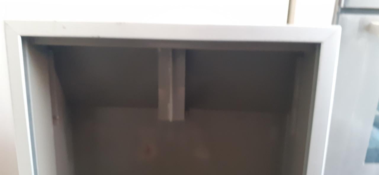 Winkel -Kluisje / Afsluit-lade voor Doc. 42 x 57 x 18cm met Roldeurtje