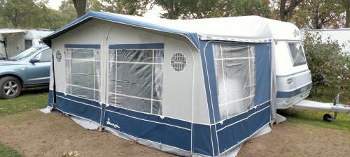 Isabella Capri Lux voortent