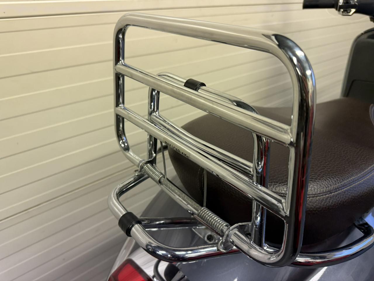 Zeer nette en complete Vespa Primavera Touring 45km!