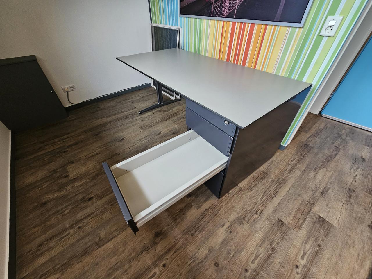 Functioneel bureau met ladenblok
