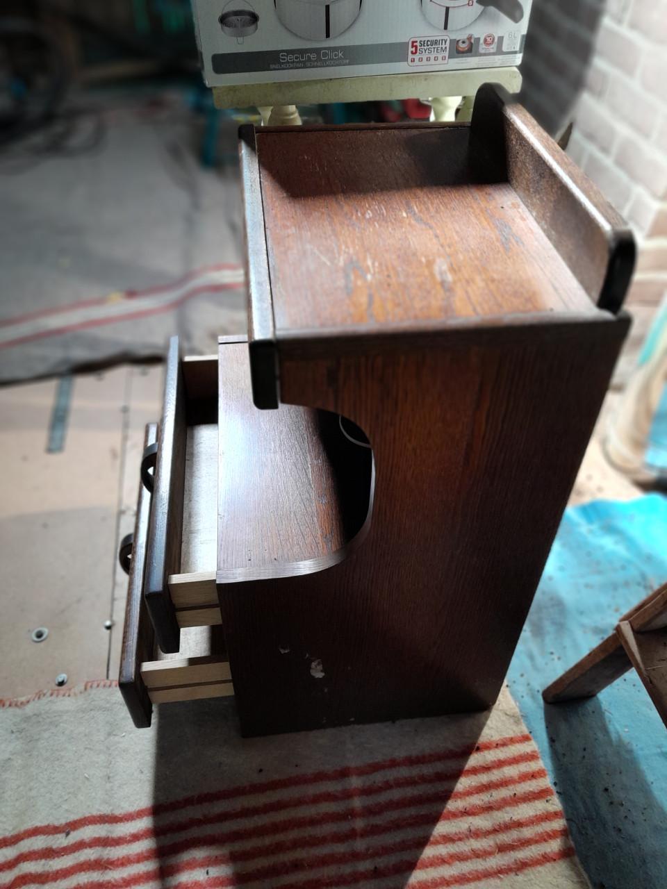 Massief houten nachtkastje