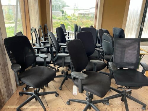 Partij bureaustoelen (Giroflex) en bureaus (Ahrend)