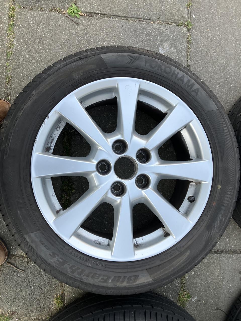 Winterbanden en originele velgen Toyota Avensis