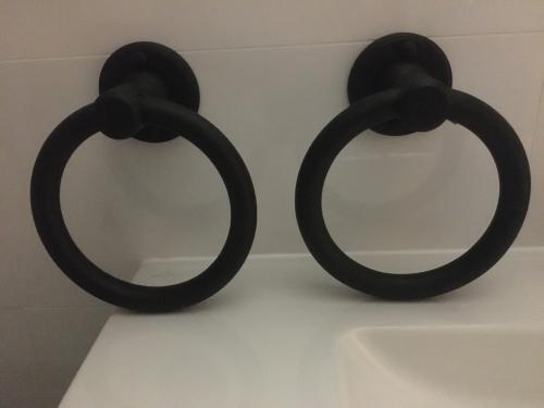 Twee mooie houten handdoekringen Diameter ring 20 cm.