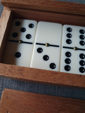 Prachtig antiek groot volledige set van 28 genagelde domino stenen