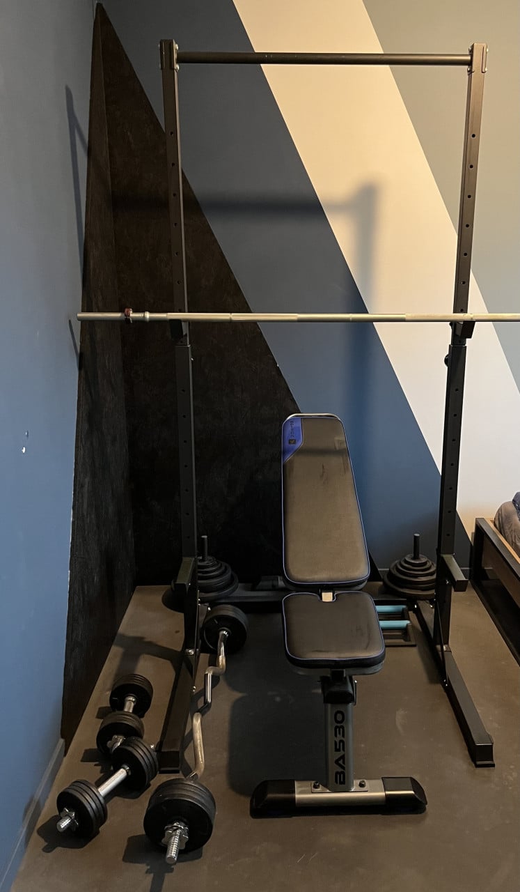 Pull up rek +fitness bank + halters en gewichten