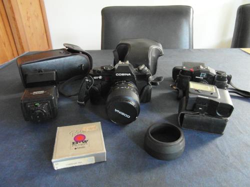 Cosina CT9 camera en Minox 35 EL camera met flitsers.