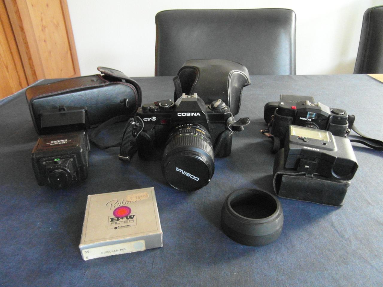 Cosina CT9 camera en Minox 35 EL camera met flitsers.