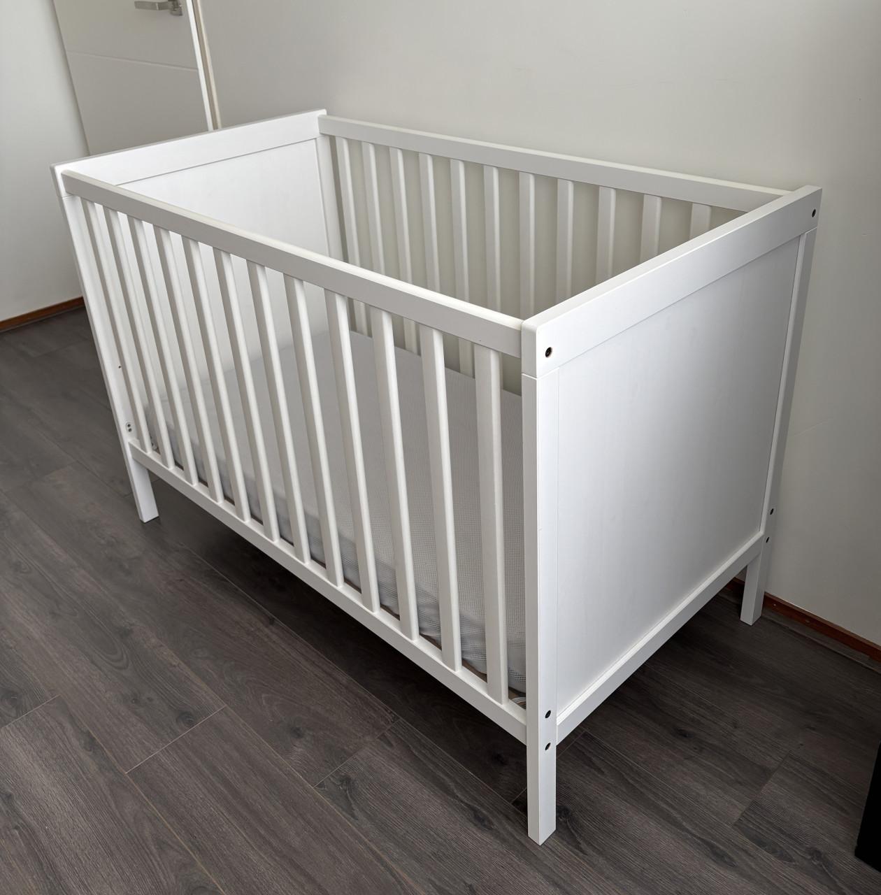 Sunvik verstelbaar kinderledikant compleet met matras en dekbed.