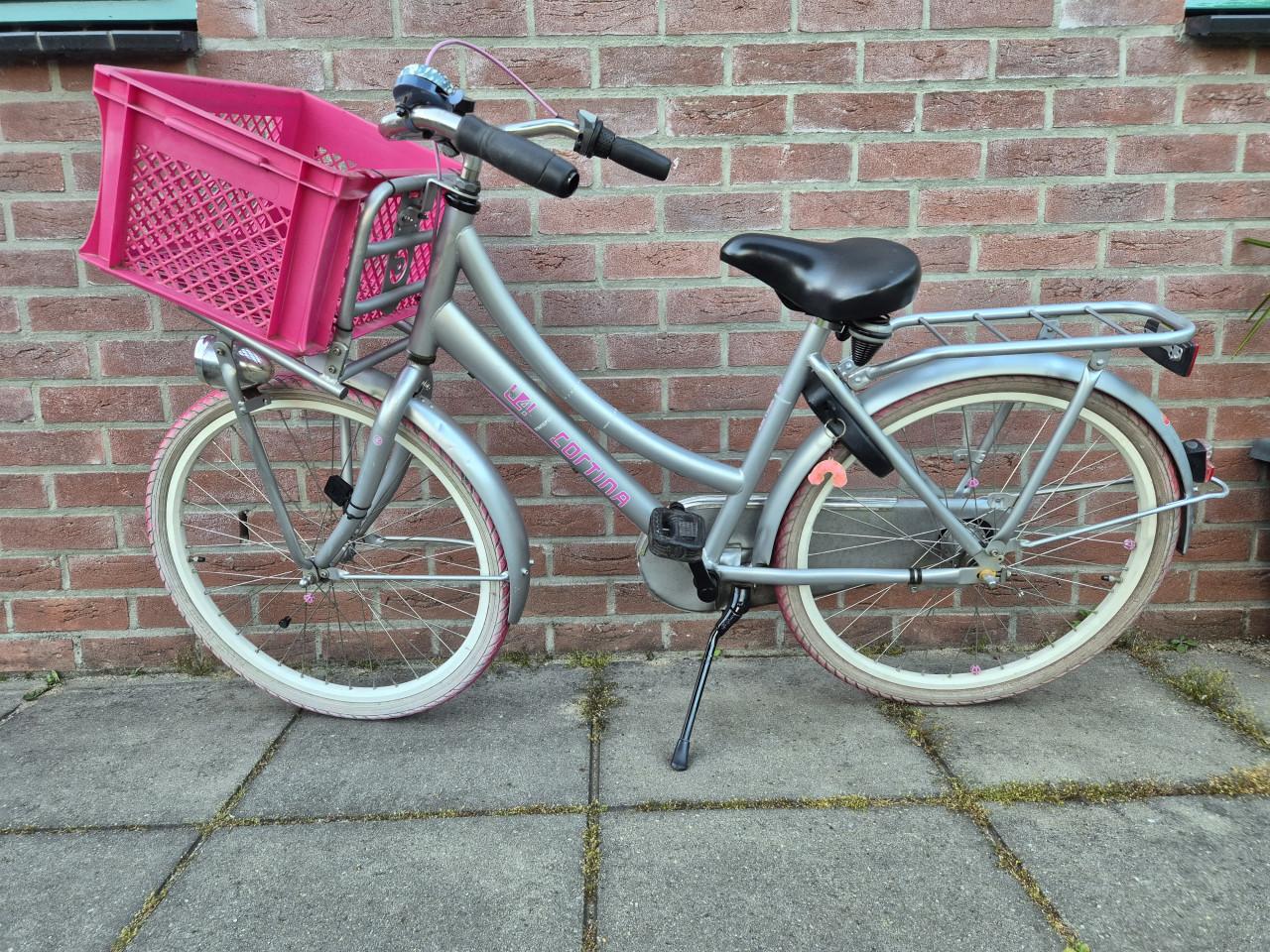 Meisjesfiets Cortina met krat