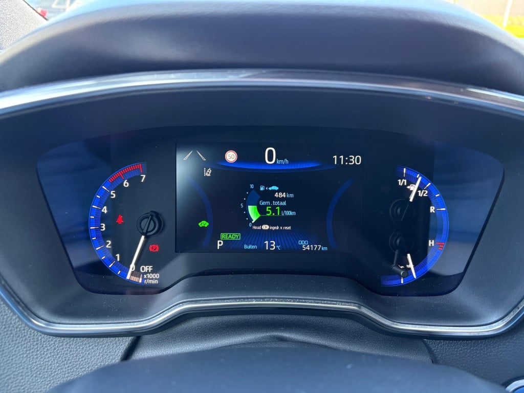 Toyota Corolla 1.8 hybrid business intro