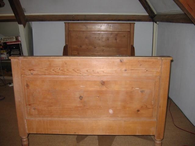 Oud geloogd grenen ledikant