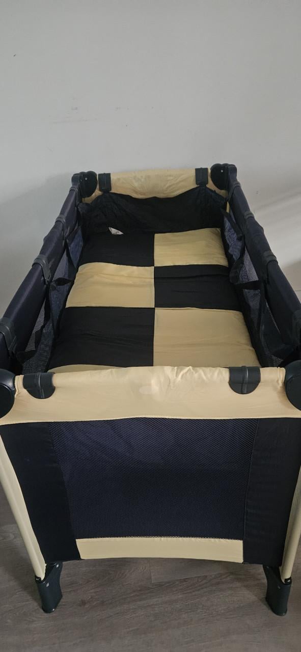 Campingbed met babyhangmat en matrasje