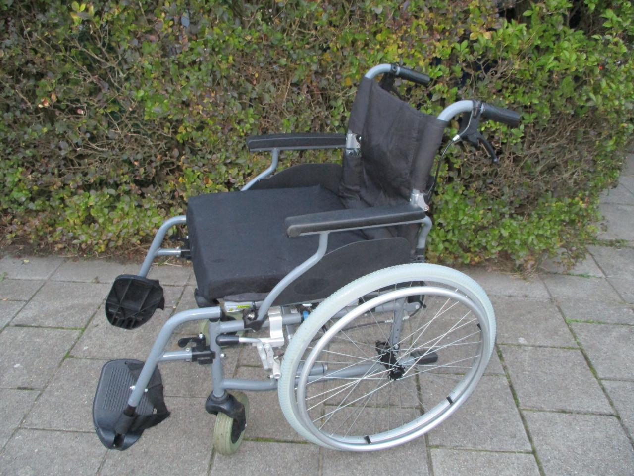 Rolstoel met handremmen en omklapbare duwhandgrepen