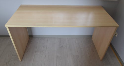 Bureau (ahorn) + Bureaulamp (halogeen) + Boekenplank (ahorn)