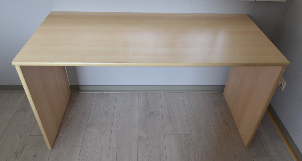 Bureau (ahorn) + Bureaulamp (halogeen) + Boekenplank (ahorn)