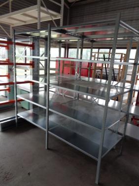 Grote partij gedeeltelijk gebruikte verzinkte legbordstelling 80 cm diep .