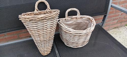 2 RIETEN MANDJES VOOR AAN DE SCHUTTING