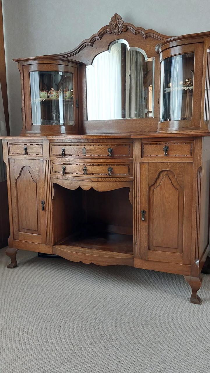 Antieke Franse Eiken China kast met gesneden details.