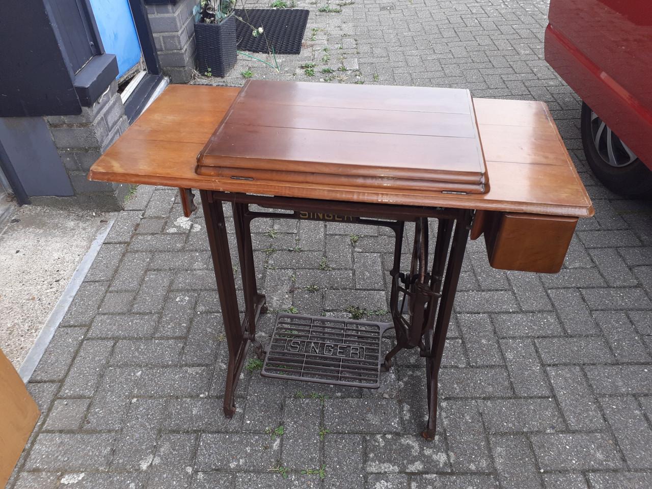 Oude *** Singer trap-naaimachine *** in Meubel .....Museum kwaliteit..!