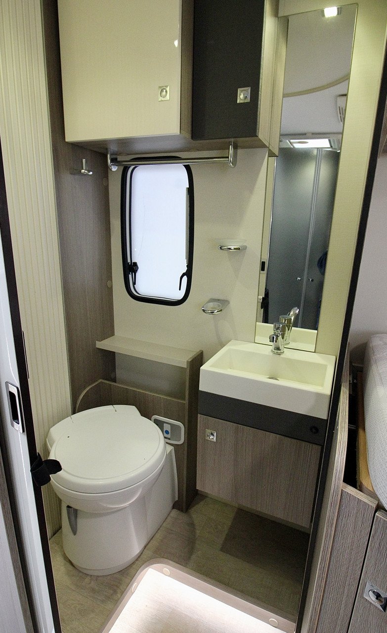 Chausson Titanium 727GA (Lengtebedden+ Hefbed, Als nieuw!!!!)