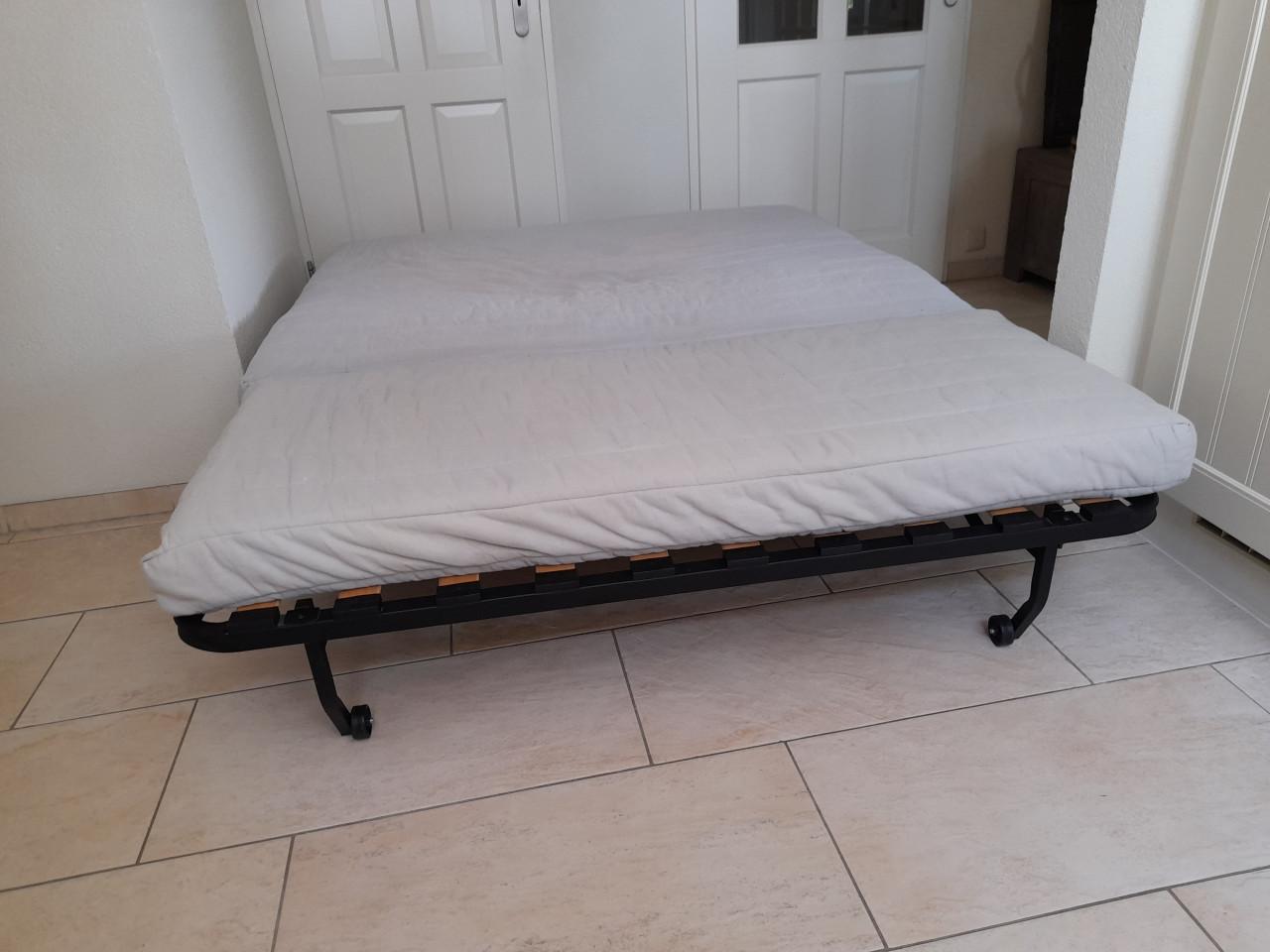 Slaapbank  140 x 190 x 42H (in goede nette staat )