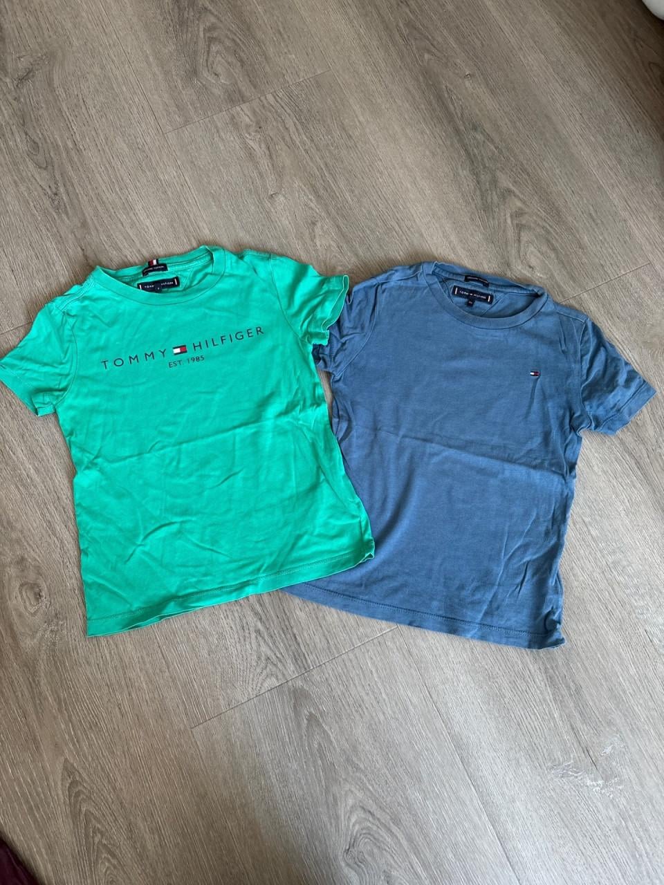 2 Shirtjes van Tommy Hilfiger maat 116.