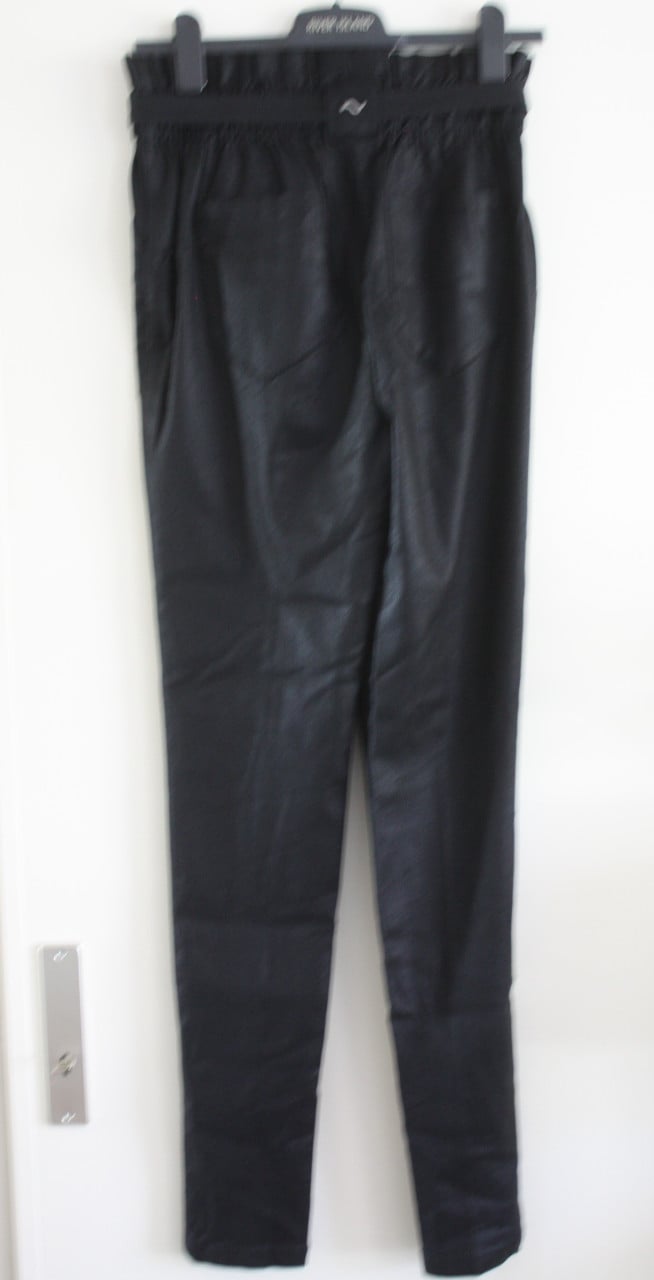 Nieuwe zwarte glanzende broek met strikcentur maat 40