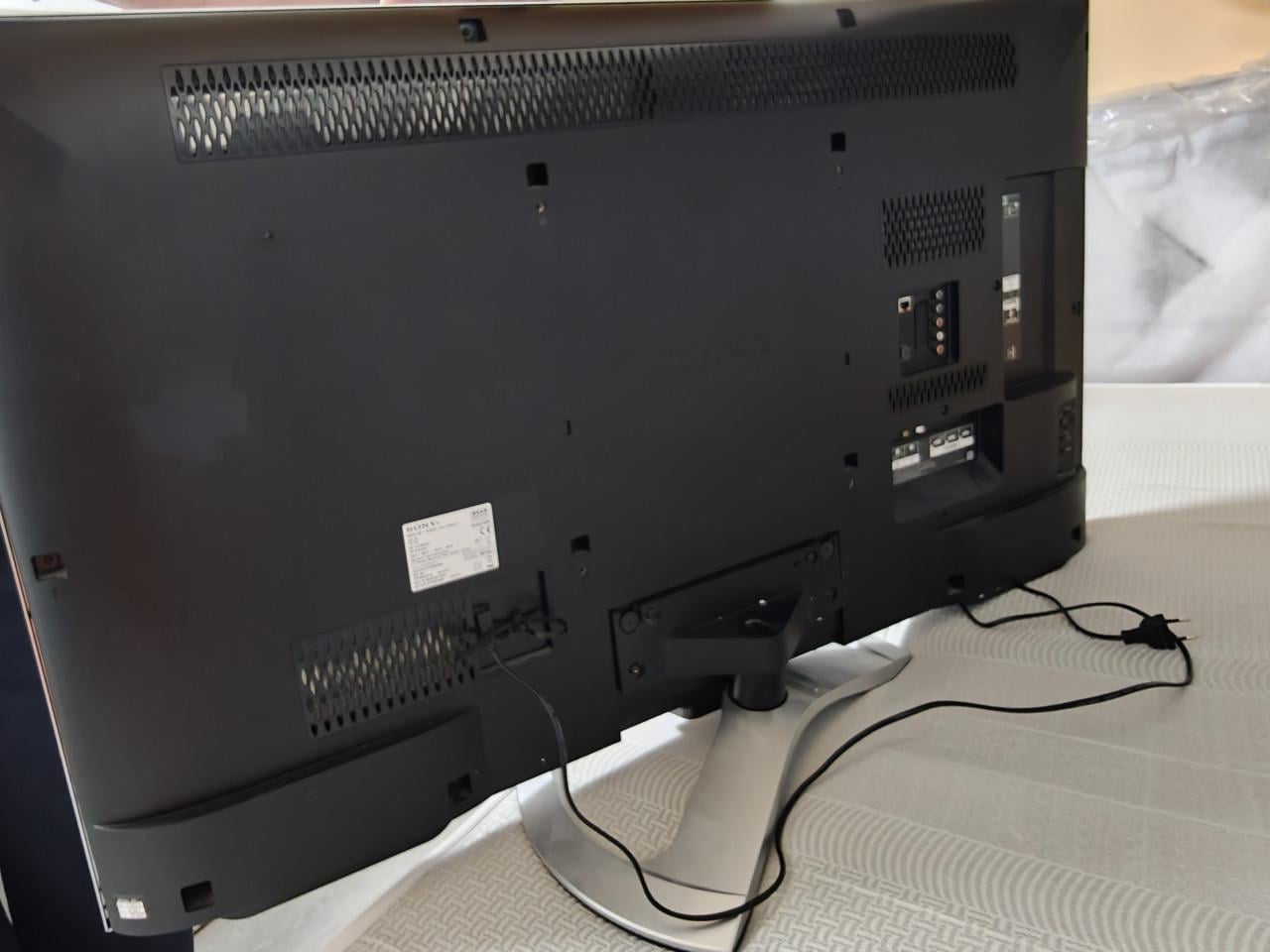 Sony LCD TV (KDL-47W807A)