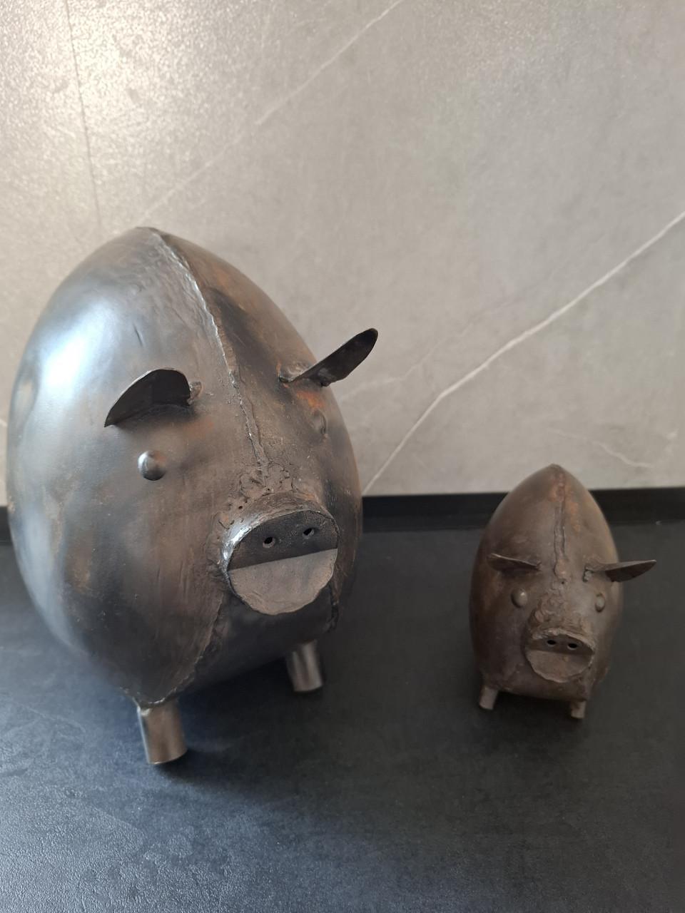 Set 2 metalen varkens