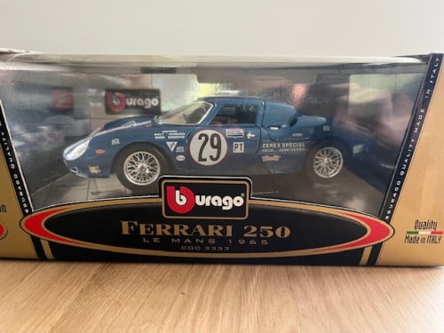 Te koop Burago model auto 1-18
